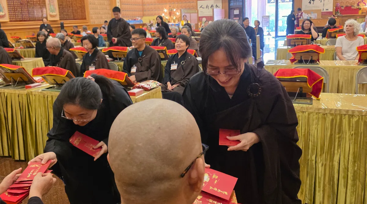 Xiangyun Temple Holds Offering Ceremony for Monastics, Making the Lianghuang Dharma Assembly Even More Auspicious